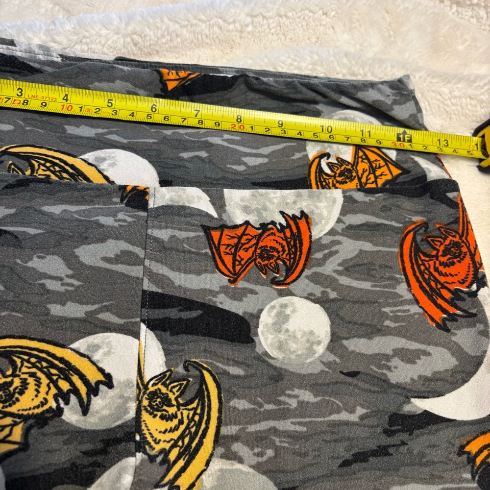 LuLaRoe Leggings One Size Gray Camo Orange Bats White Moons Halloween Goth - Picture 11 of 13